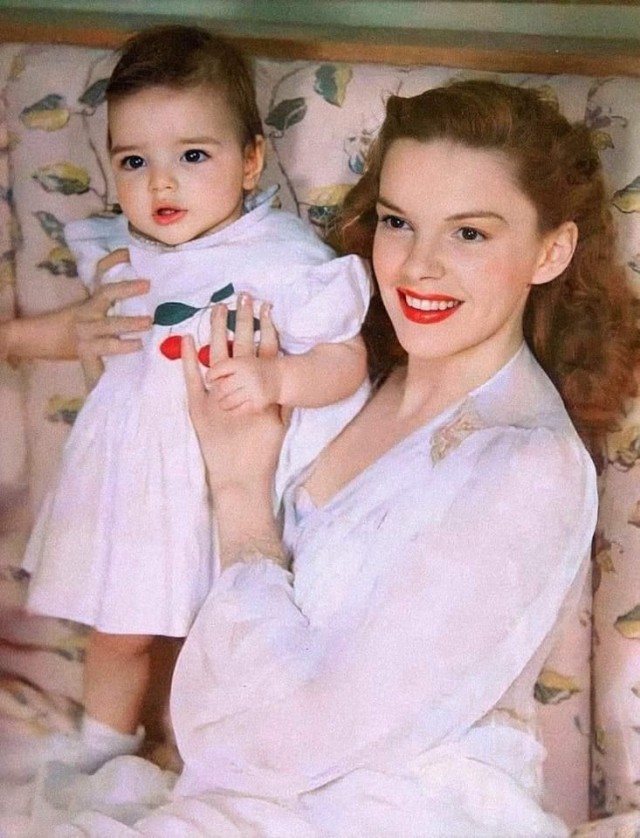 Judy Garland and her daughter, Liza Minnelli (1947)