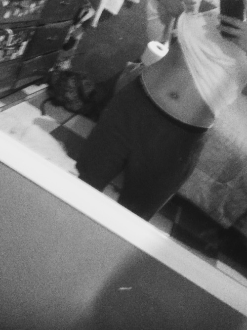 ghettopvssy:  Abs are shaping up 😍
