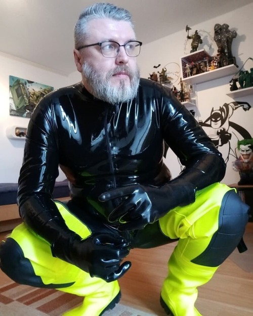 janbo73:#rubberman #latexsuit #latex #rubber #catsuit #gay #gayfetish #instagay #men #gloves #beard 