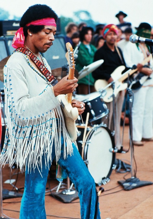 taylormademadman:  Jimi Hendrix preforming