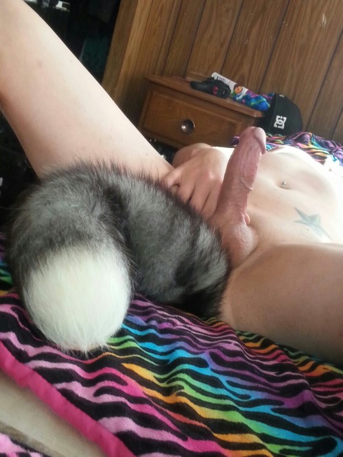 mycutefeets:  Tail ♡♥♡♥   Nice to see some petboys every once in awhile. It’s not just girls that can be cute pets.