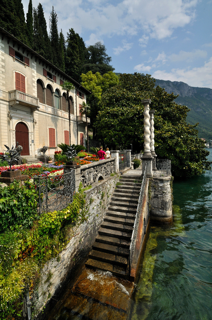 chateau-de-luxe:  allthingseurope:  Varenna, Lake Como, Italy (by bautisterias) 