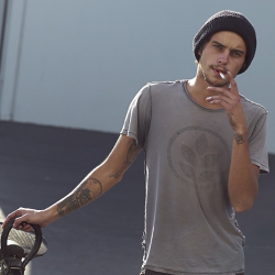 ensol:  supertubos:  Dylan Rieder photo: Mark Oblow   ASLFMEOANDOSBQPDB