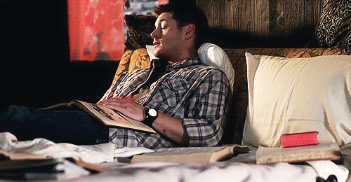 frozen-delight:SPN Parallels: Dean wiping his eyes with the back of his handDean […] is grumpy and s