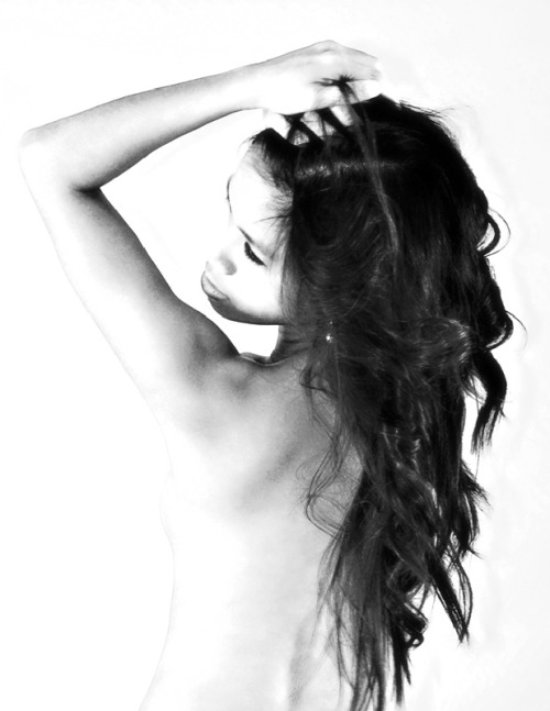 Beautifully pose with long hair and slim silhouette.filcute.tumblr.com