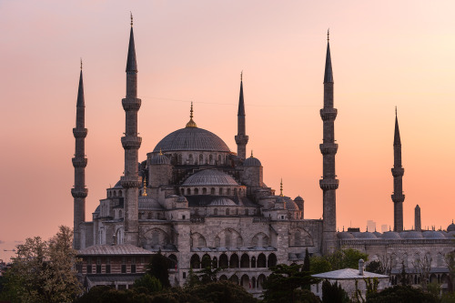 breathtakingdestinations:Istanbul - Turkey (by Tom Walk) 