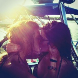 lesbiansloveandmoree:  Lesbians! 