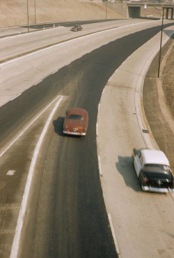 casadabiqueira:  California, Los Angeles. One of the first freeways.  Werner Bischof, 1953