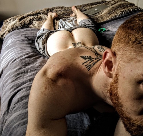 What a juicy lil ass. Love to spread those cheeks and bury my beard in that cunt