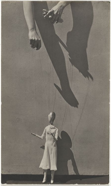 Hands of marionette player, 1929 Tina Modotti :: Hands of marionette player, Mexico City, 1929. | s