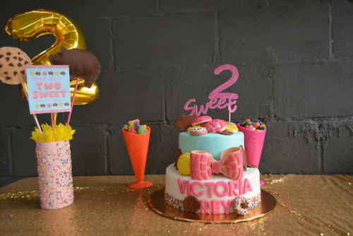 ilovemymariachilife:My little sister’s cake is so cute… just like her.