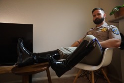 Fuck- I want to lick these boots soooo bad