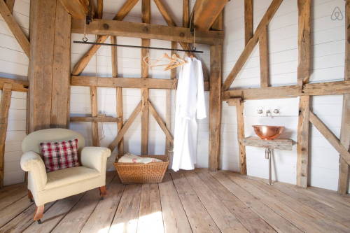 gravity-gravity:  Old Smock Windmill in Kent via Airbnb