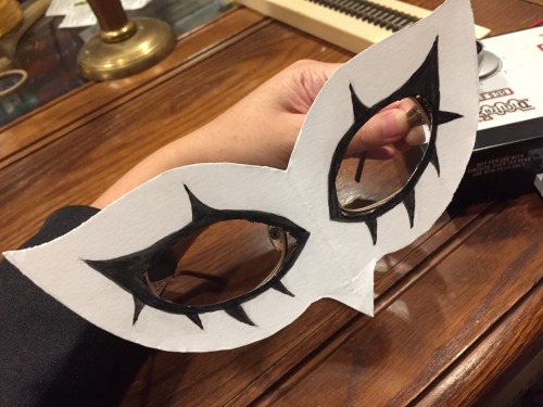 escondig - Masquerade mask for glasses wearersCheap but effective if you don’t own contacts. I made...