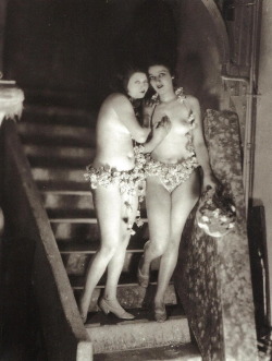 oldalbum:  James Abbe - Backstage at the Follies Bergere, 1926
