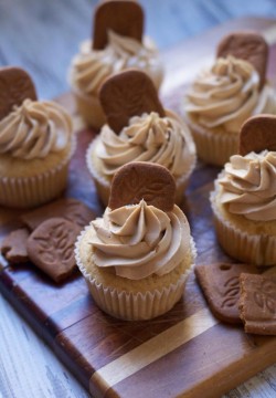 do-not-touch-my-food:  Cookie Butter Cupcakes