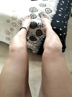 aukatr ..ayer prometí  que subiría mis pies&hellip;.aquí están junto a parte de las piernas