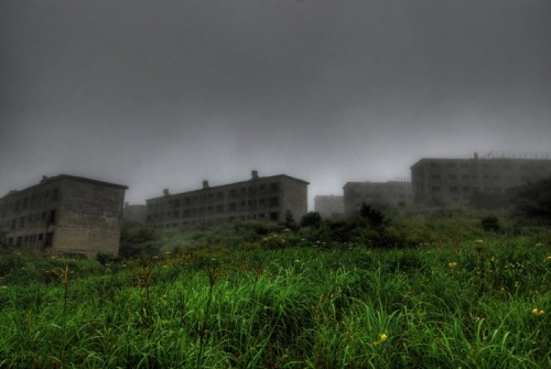 sixpenceee:  Matsuo Ghost Mine Located in northern Japan, this was once the largest sulfur mine in the Far East. After closing in the 70′s however, it was abandoned and the only thing remaining are the large residential complexes that used to house