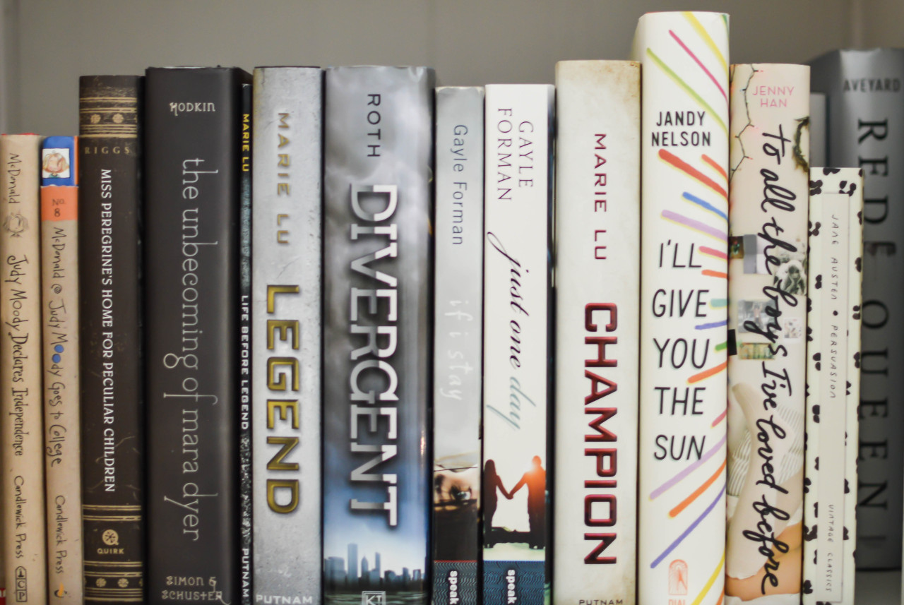 twirlingpages:  rainbow bookshelf ♡