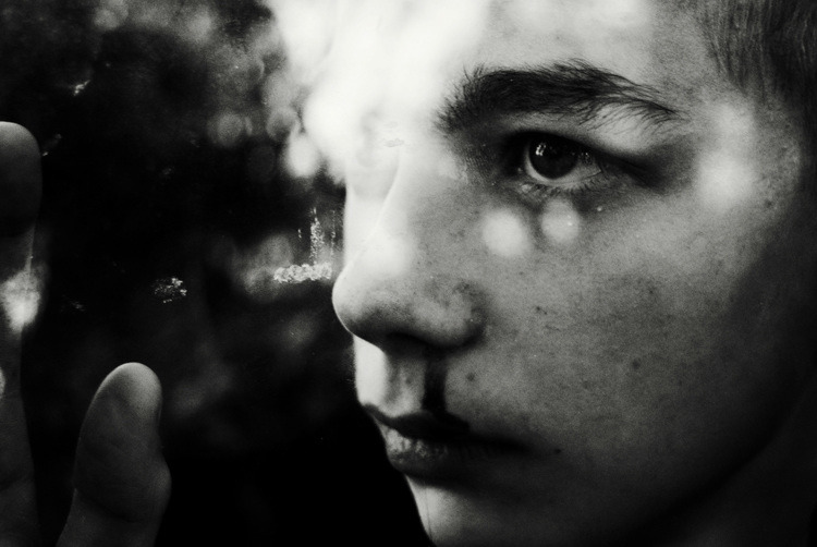 m0tte-cat: m0th-cat:  Dara Scully - The boy through the mirror (2016)      (via TumbleOn)
