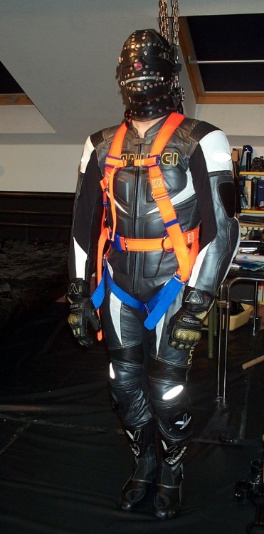 gearbikernl:  learubbondageman2014:  Hier bin ich zu einem Wochenende in Görlitz.  Hot ❤️❤️❤️