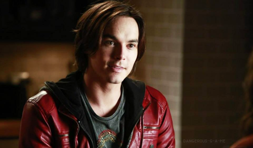 dangerous-g-a-me:   Pretty Little Liars 4x10 - The Mirror Has Three Faces    