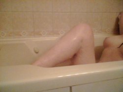 getsuswet:  justsaypleaseandgetonyourknees:  I seriously love bathtime.  -Autumn