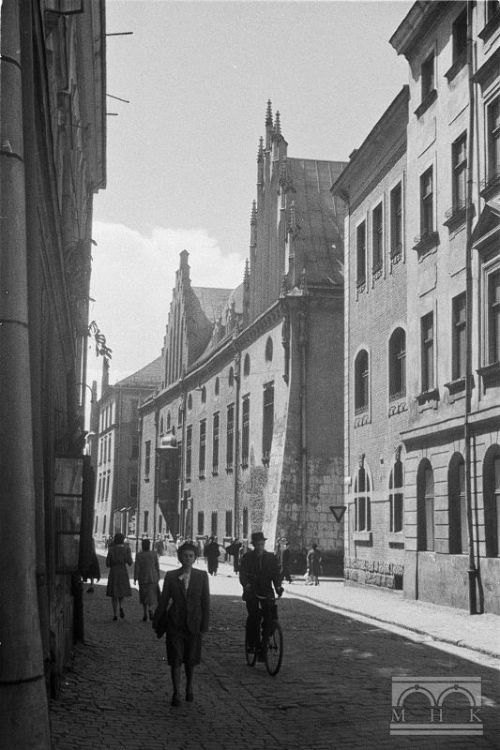 lamus-dworski:  Kraków, Poland photographed between 1945-1949 by Henryk Hermanowicz. Images via Muzeum Historyczne Miasta Krakowa. 