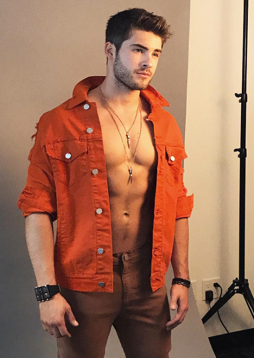 zaindaqui: he’s so  damn sexy af
