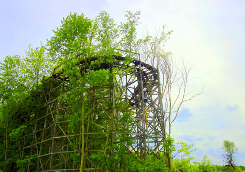 cjwho:  Abandoned Amusement Parks  1. Hubei province, China 2. Abandoned Gulliver’s Travels Amusement park, Kawaguchi-machi, Japan 3. Wonderland Amusement Park, China 4. Nara Dreamland theme park in Japan 5. Nara Dreamland theme park in Japan 6. Spreepark