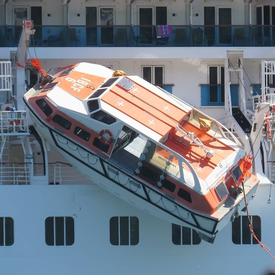 #costamediterranea Lifeboat cable problem. The ship delayed the Call to Argostoli tomorrow and call directly Corfù.All the news and photos in crazycruises.it article#lifeboat #crociere #crociera #costacrociere #cruisegram #cruiseship...