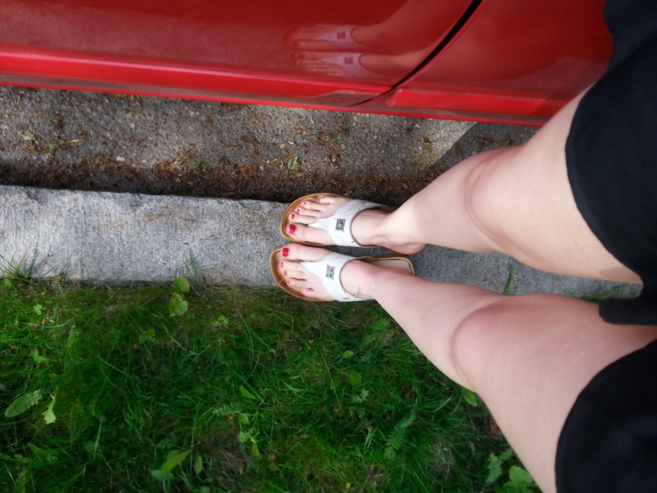ilovrfemalefeet:  Red is the color of love!