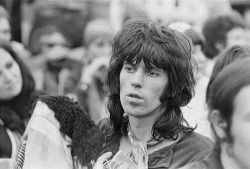 mirko57:  Rolling Stones guitarist Keith Richards amongst the crowd during the Isle of Wight Festival, 31st August 1969.