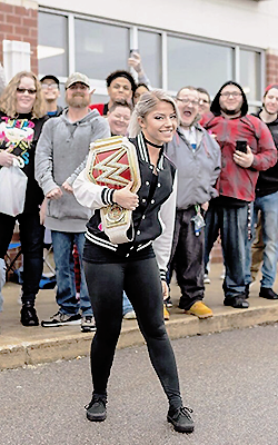 alexablissfrance:  Alexa Bliss lors d’une séance de dédicaces au Friendly Neighborhood