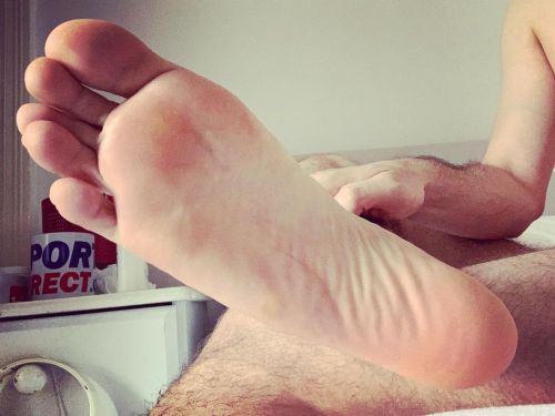 Chrisftlvr:#Foot #Malefeet #Ukfeet #Malefootfetish #Cleanfeet #Guyfeet #Guyfoot #Guysoles