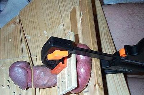 danishpig: atlbtmpig:  jakesbdsmclub:  squeeze out the nut juice  nuts in a vise  Very hot