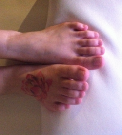 demoniclittlepanda:  Hey guys did you miss my feet?! Haha