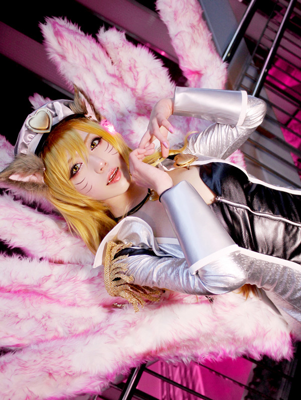 cosplay-fanatic:  Popstar Ahri by Ekiholic Source
