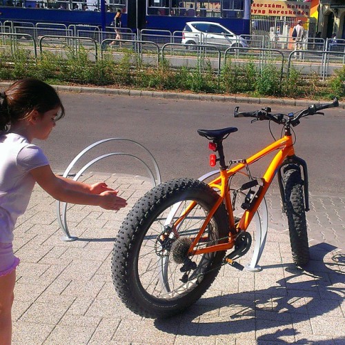 egrk: #bike #fatbike #litlegirl #orange #budapest #biking #want #hungarianbike #fatwheels by -laszlo