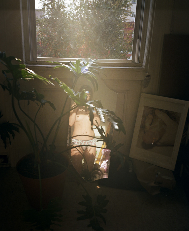 zakkrevitt: vivian-fu:  Self Portrait in Molly’s Bedroom, Brooklyn, October 2014