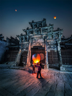 theartofchina:  ©  A sky lantern, also