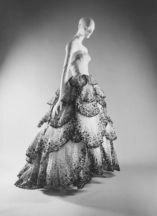 “Junon” House of Dior  (French, founded 1947) Designer: Christian Dior (French, Granville 1905–1957 Montecatini) Date: fall/winter 1949–50