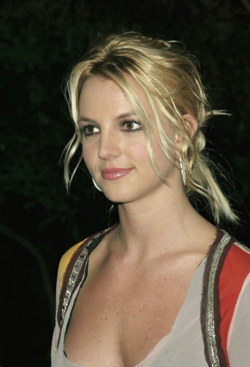 foreverbritney:PlayStation2 Guy Oseary Online Gaming Tournament for Charity - October 21, 2002