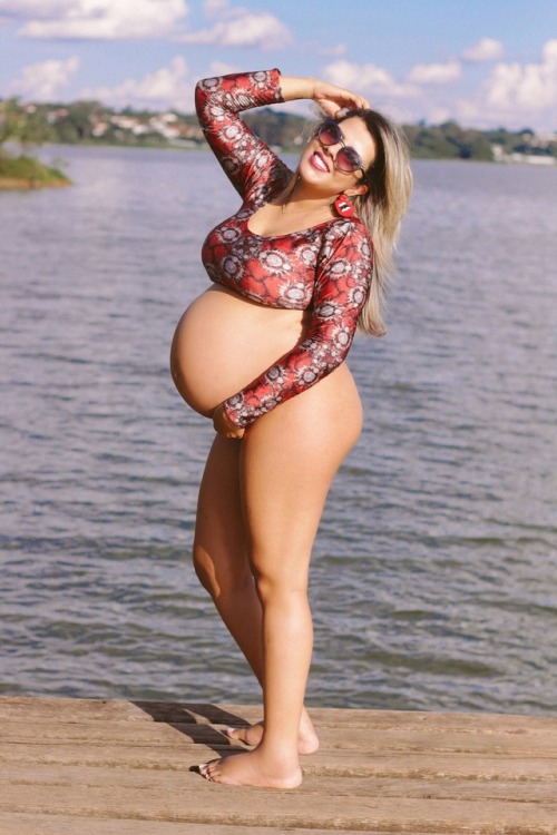 notalwaysserious0314: bellylove577: Incredibly beautiful curvy pregnant woman with a huge belly!