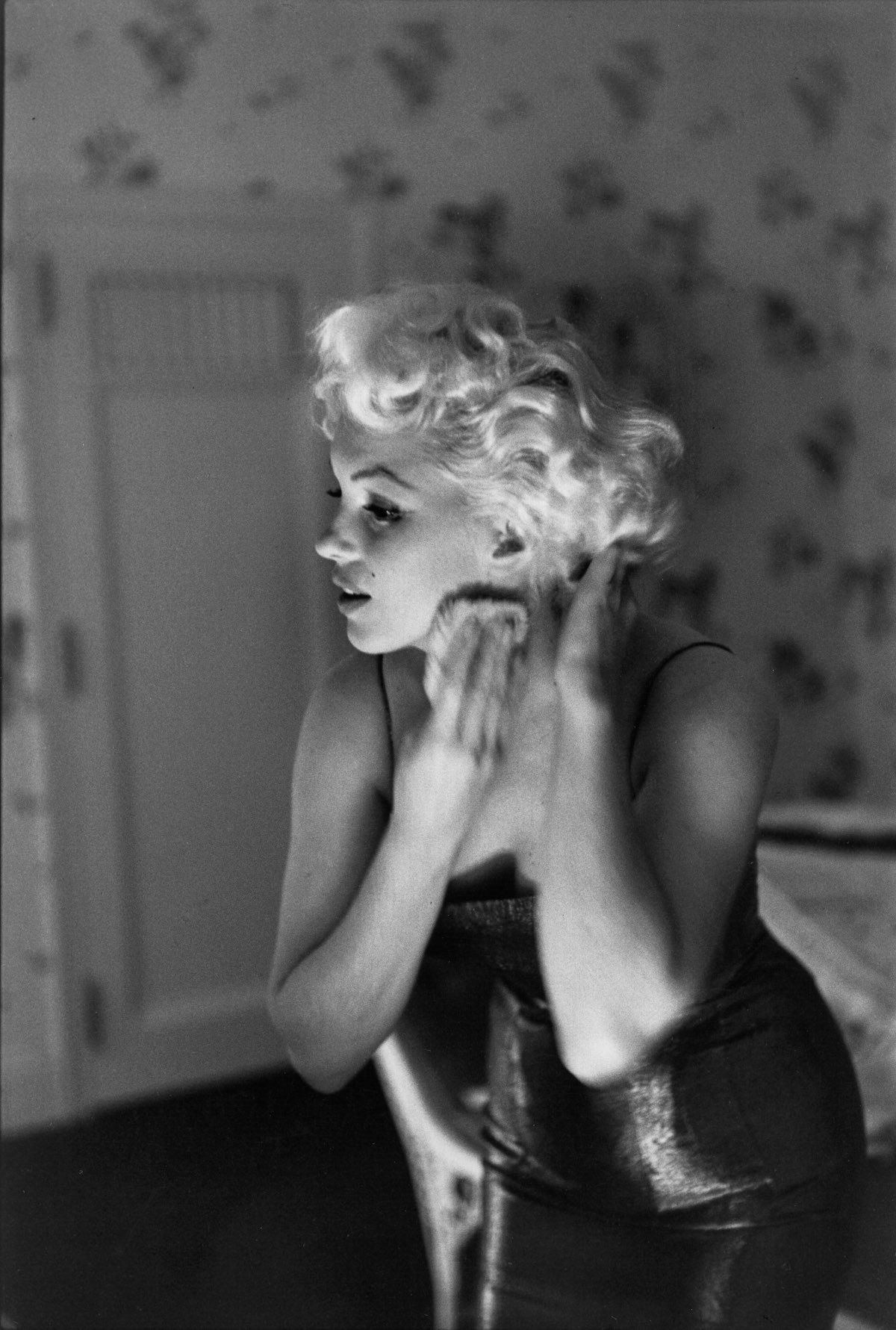 twixnmix:Marilyn Monroe photographed by Ed Feingersh at the Ambassador Hotel preparing