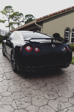 billionairexxx:  envyavenue:  Godzilla GTR