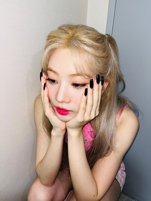 12loona: [SNS] 220415 | loonatheworld update - Kim Lip . [#김립 / #KimLip] shake it~