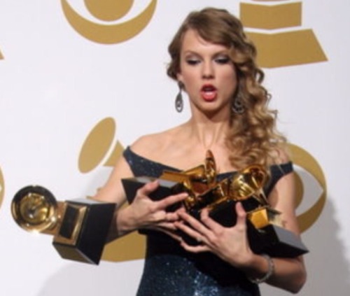 baseball-caps-and-crowns:  Taylor Swift + trying to balance Grammys