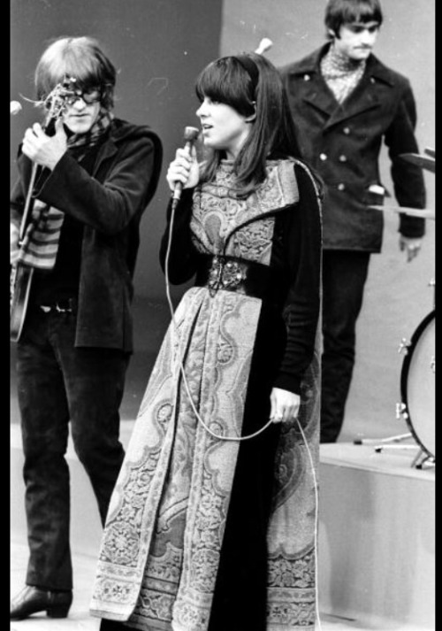 reluctant-martyrs:  Two Snippets of Grace Slick with the equally amazing Jefferson Airplane  That’s quite a gown she’s sporting there. Love the second outfit.