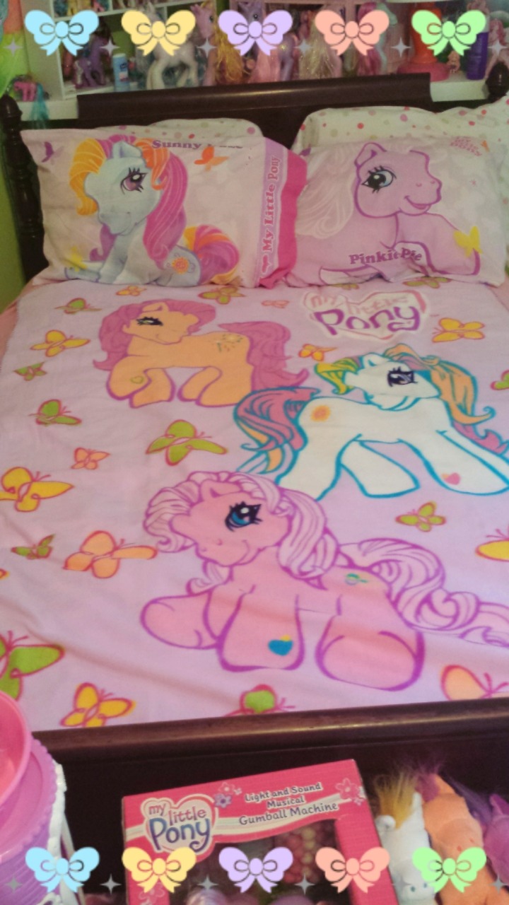 natashas-magic-emporium:  positivelypinkie:  ♡ Made my bed! ♡  :O Where is this
